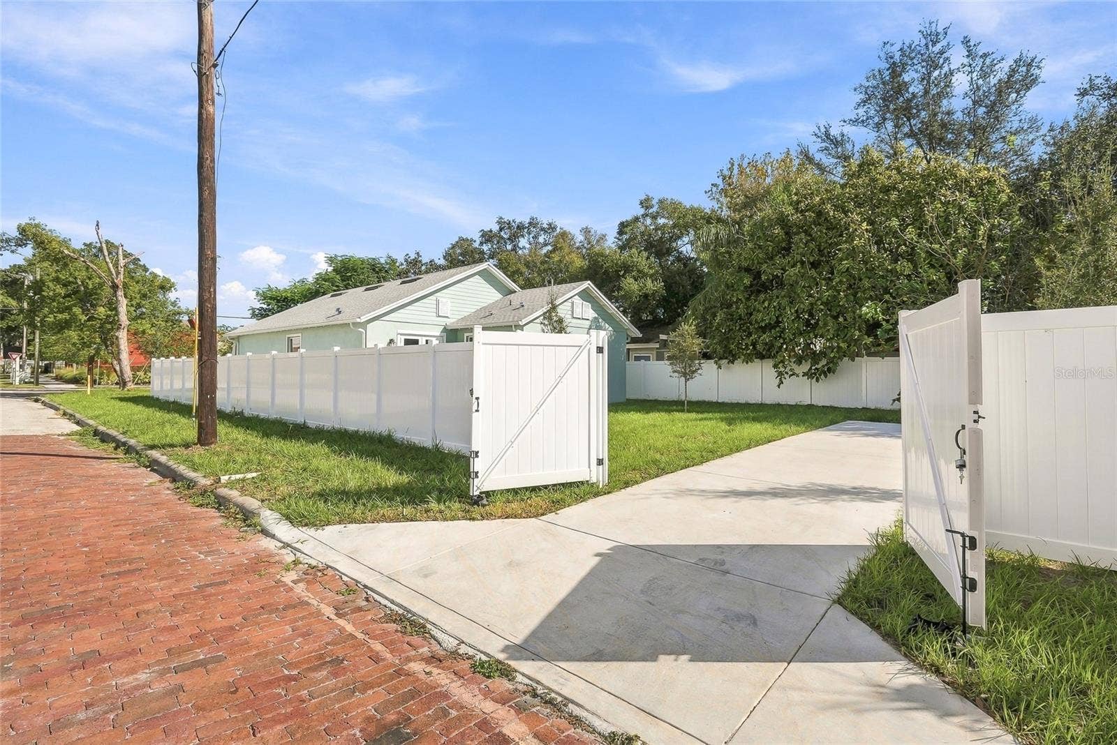 801 E GIDDENS AVENUE, Tampa, FL 33603