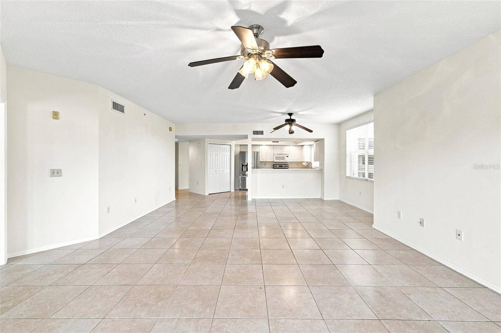 1200 COUNTRY CLUB DRIVE, #4201, Largo, FL 33771 Family room/Dining room