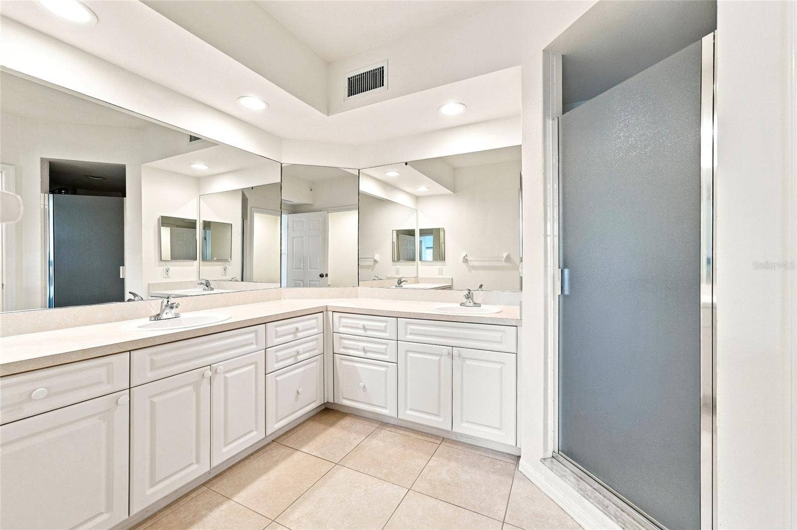 1200 COUNTRY CLUB DRIVE, #4201, Largo, FL 33771 Primary Bathroom