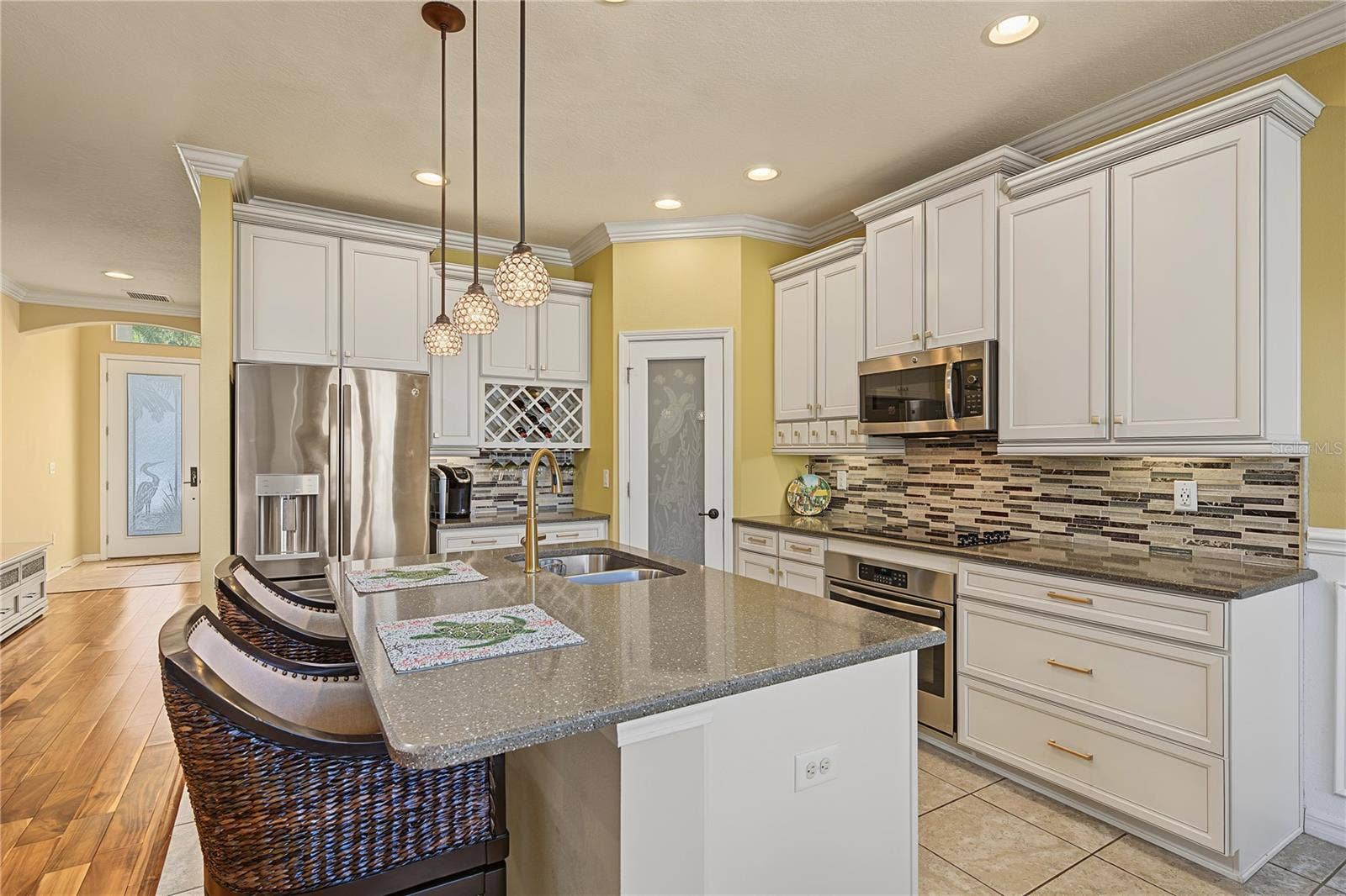 29145 GRASS BUNKER DRIVE, San Antonio, FL 33576 Glass backsplash offsets 42" cabinets with crown