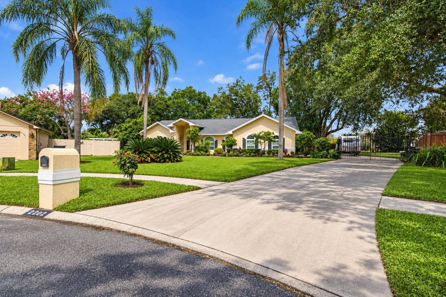 2202 GLEN MIST DRIVE, Valrico, FL 33594