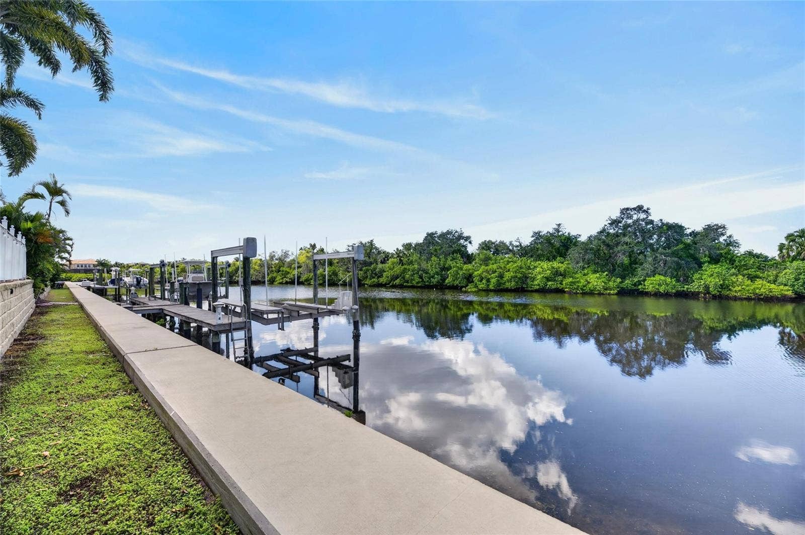 825 ISLEBAY DRIVE, Apollo Beach, FL 33572 825 ISLEBAY DRIVE, Apollo Beach, FL 33572