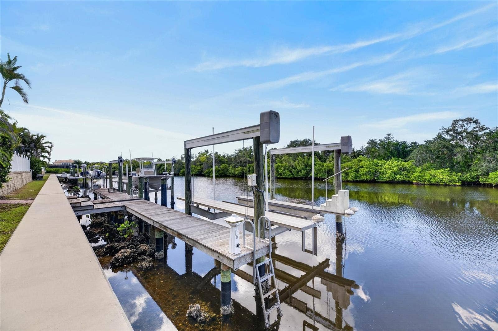 825 ISLEBAY DRIVE, Apollo Beach, FL 33572 825 ISLEBAY DRIVE, Apollo Beach, FL 33572