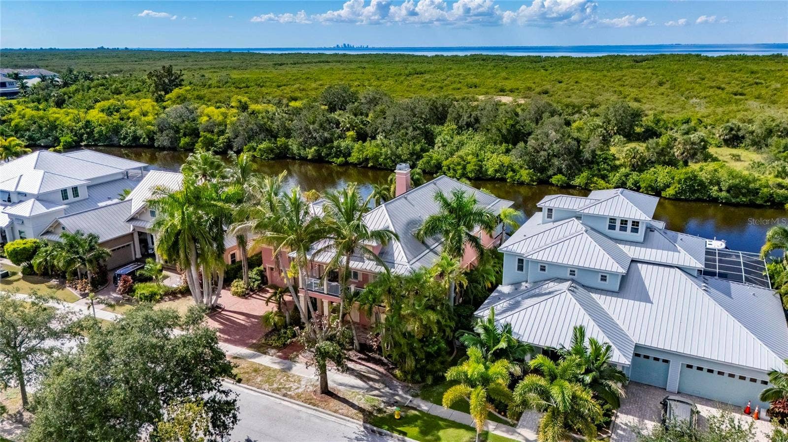 825 ISLEBAY DRIVE, Apollo Beach, FL 33572 825 ISLEBAY DRIVE, Apollo Beach, FL 33572
