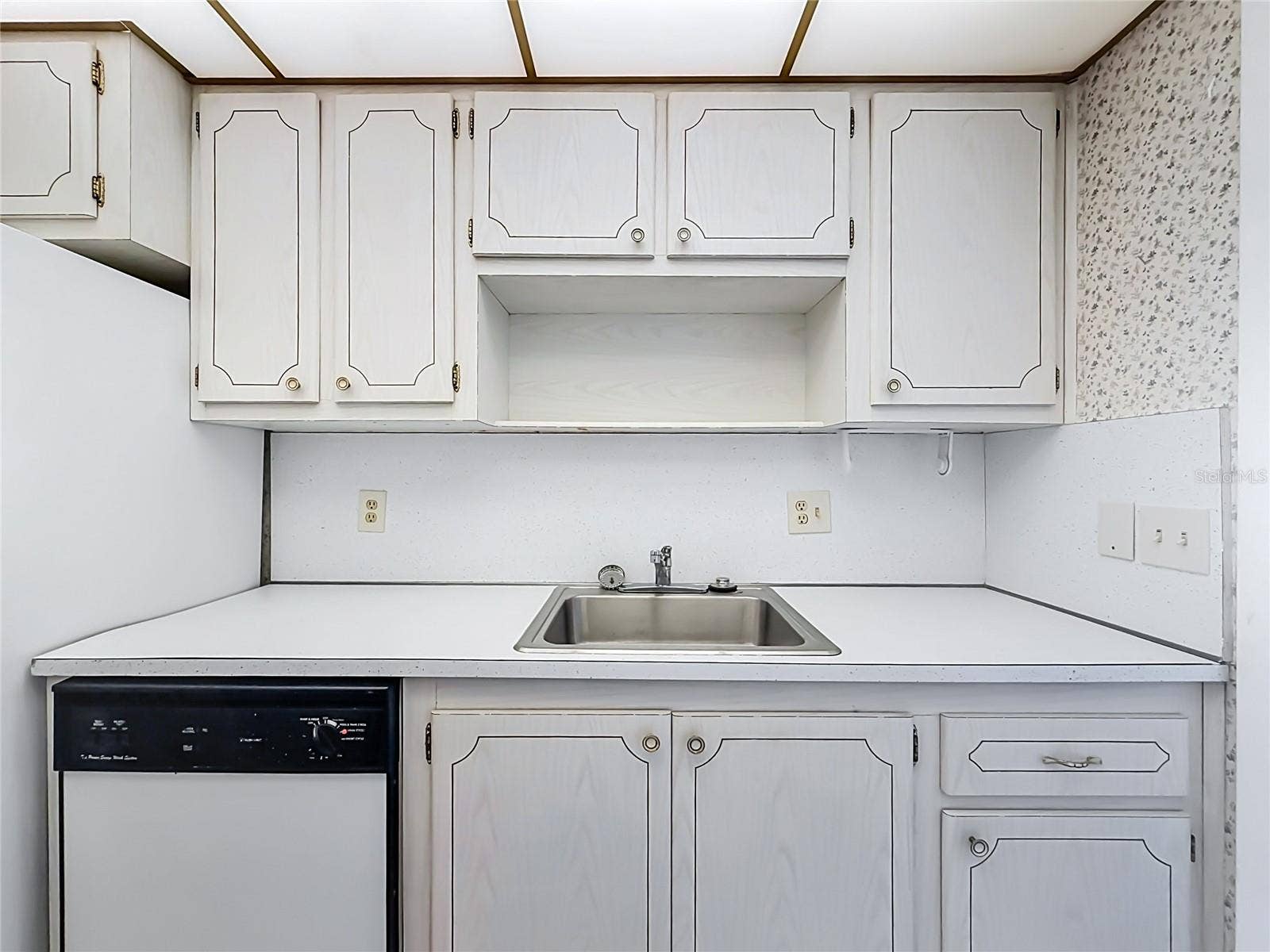 3128 59TH STREET S, #204, Gulfport, FL 33707 Kitchen with dishwasher