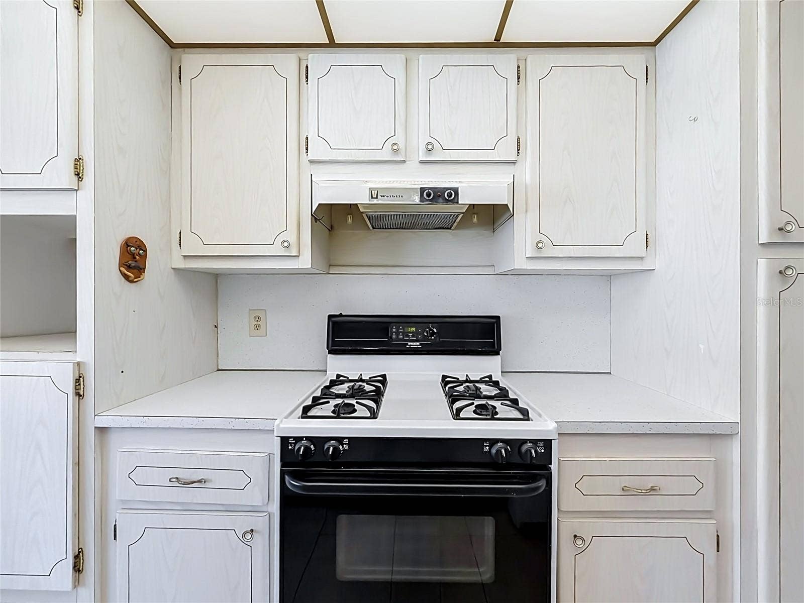 3128 59TH STREET S, #204, Gulfport, FL 33707 Kitchen with gas stove