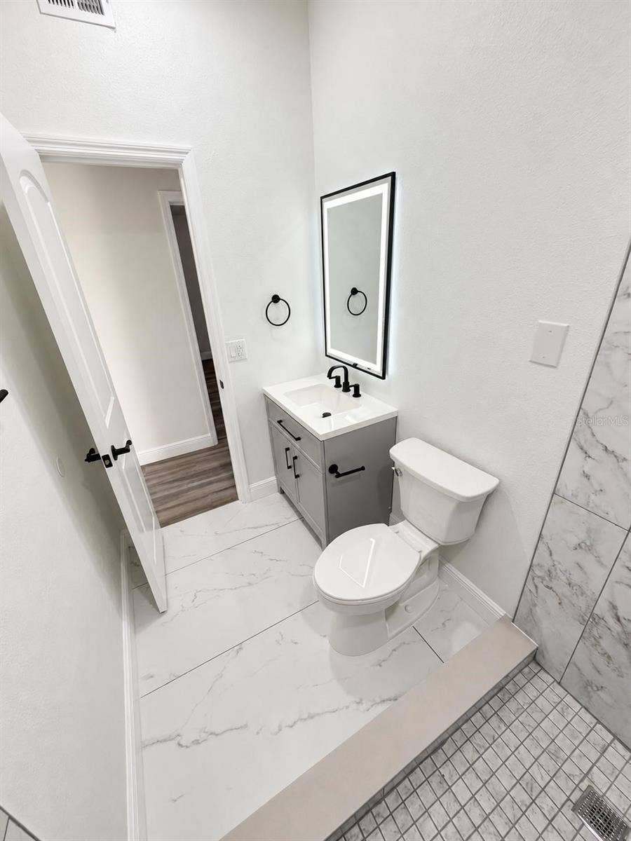 523 E BOYER STREET, Tarpon Springs, FL 34689 bathroom