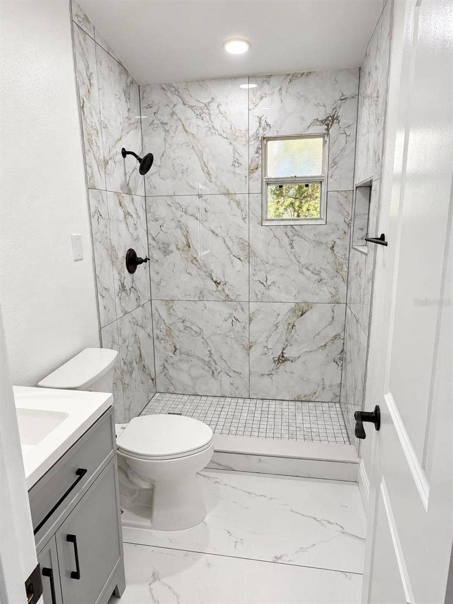 523 E BOYER STREET, Tarpon Springs, FL 34689 bathroom