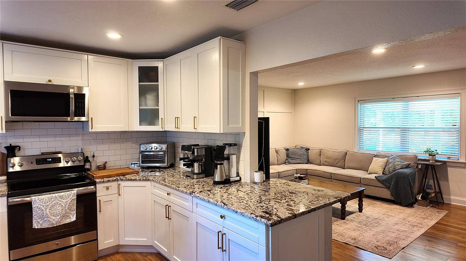 3831 HUDSON LANE, Tampa, FL 33618 3831 HUDSON LANE, Tampa, FL 33618