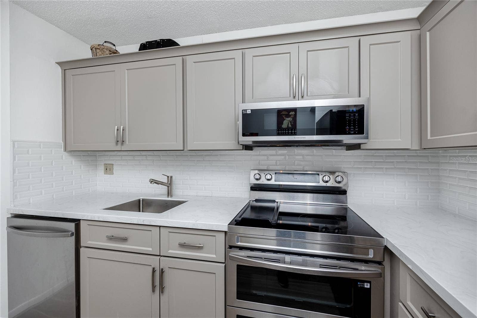 2207 BELLEAIR ROAD, #B30, Clearwater, FL 33764 2207 BELLEAIR ROAD, #B30, Clearwater, FL 33764