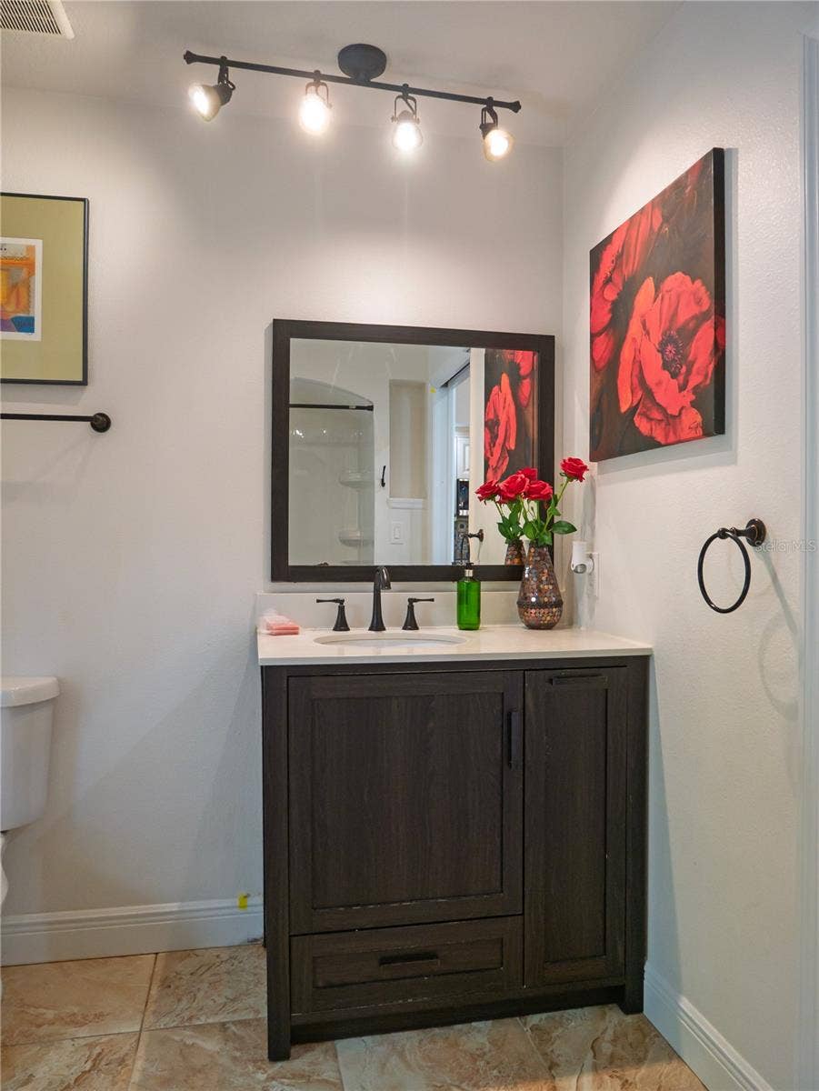 767 17TH AVENUE N, St Petersburg, FL 33704 Seconds Bathroom