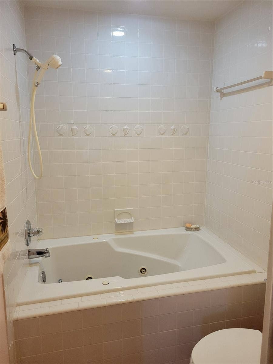 3301 W SHELL POINT ROAD, Ruskin, FL 33570 primary bath with jacuzzi tub