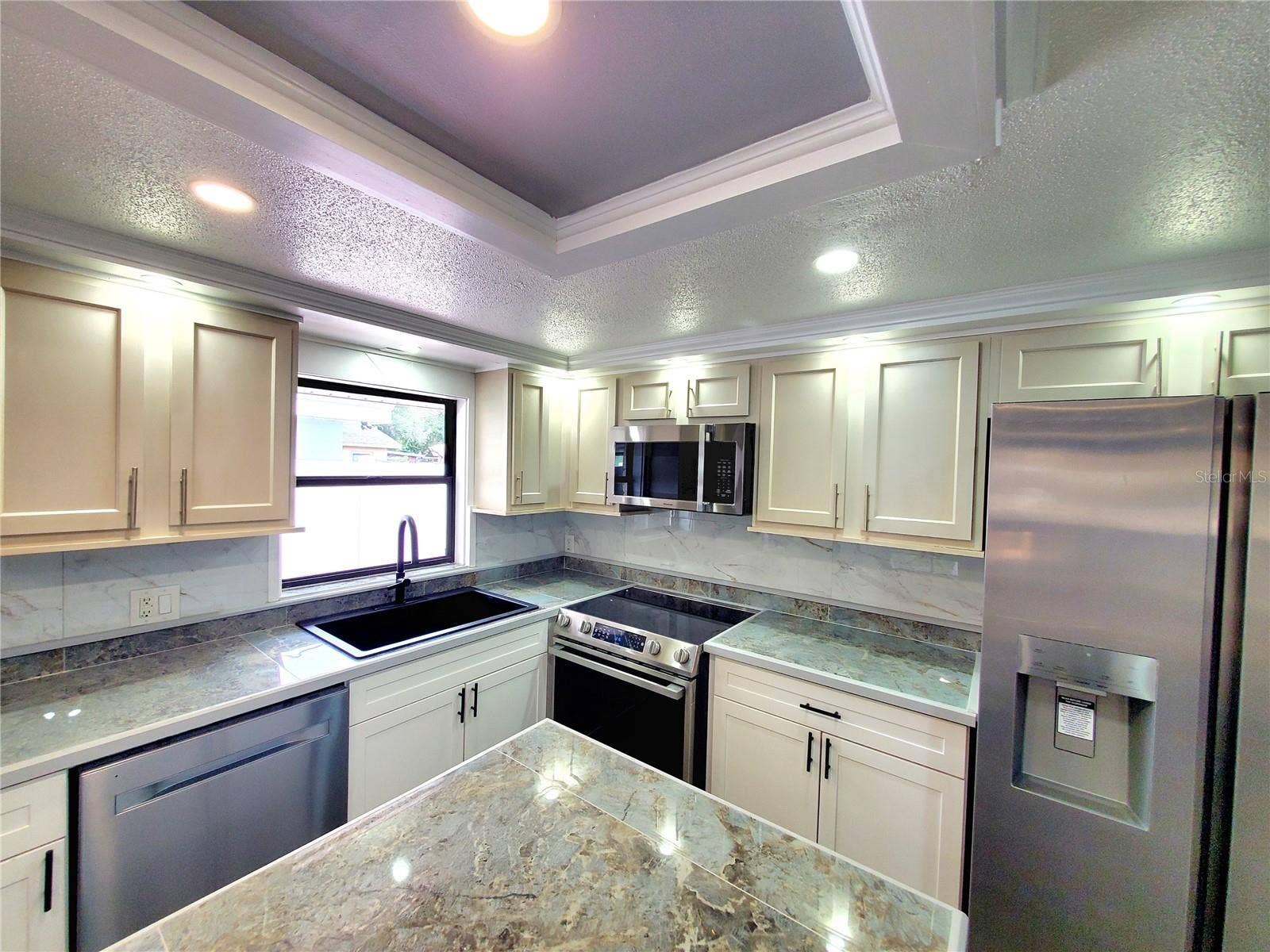 511 2ND AVENUE NE, Largo, FL 33770 UPDATED CABINET & COUNTERTOPS