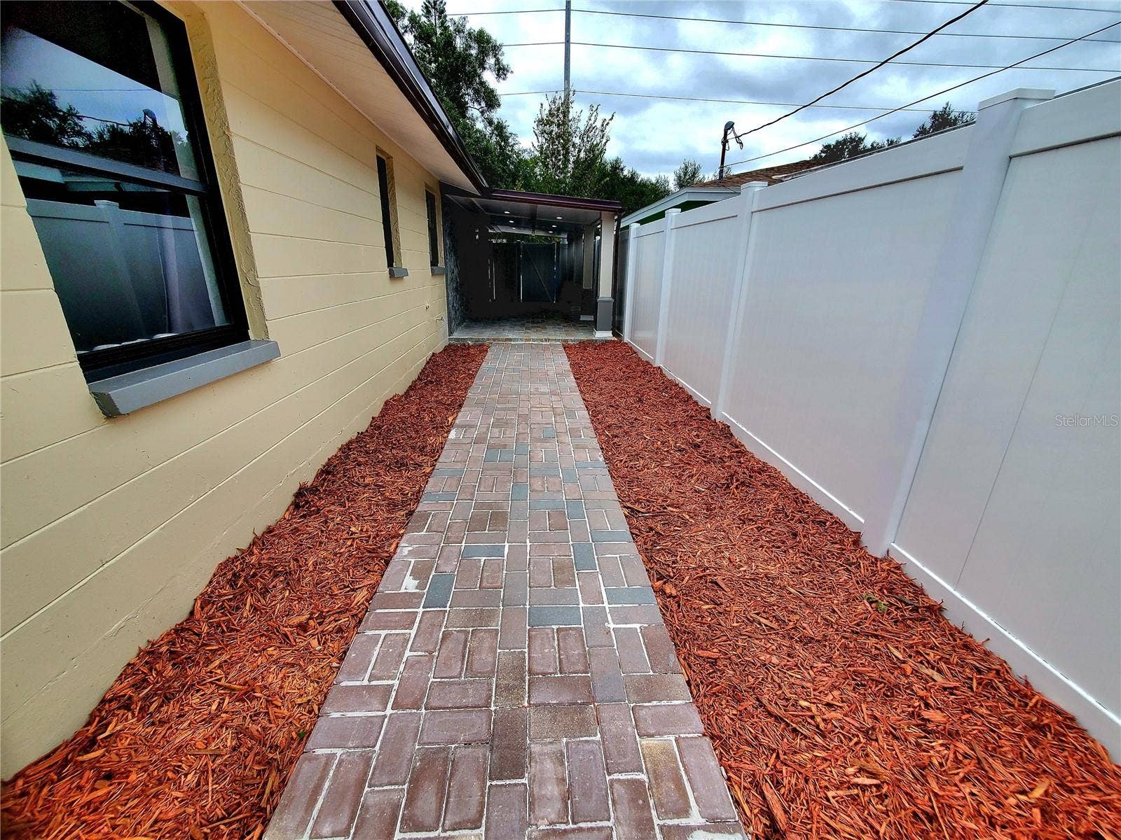 511 2ND AVENUE NE, Largo, FL 33770 SIDE YARD
