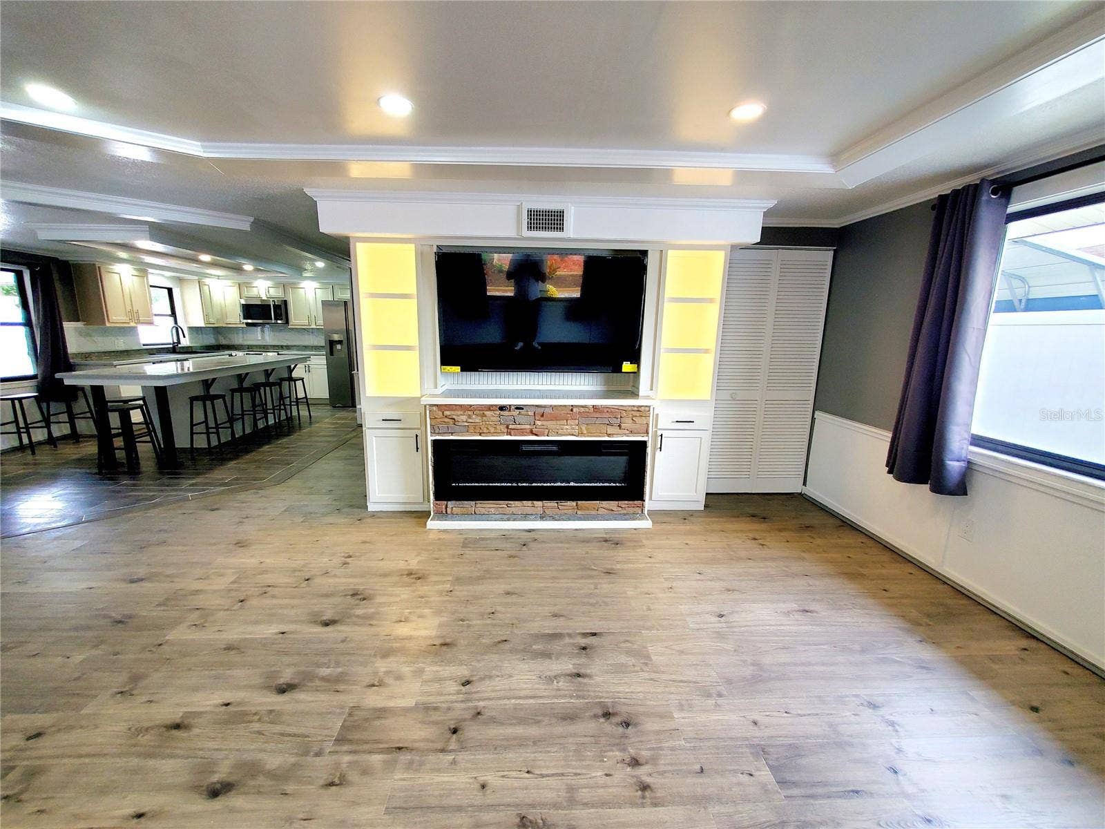 511 2ND AVENUE NE, Largo, FL 33770 FIREPLACE & TV