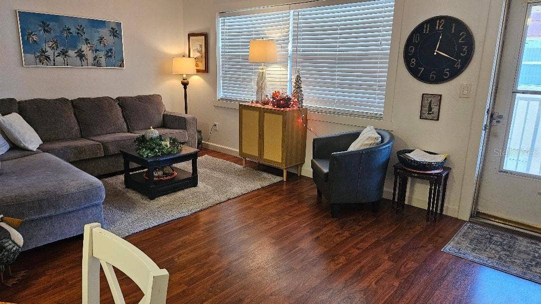 10036 63RD AVENUE N, #25, St Petersburg, FL 33708 LIVING ROOM