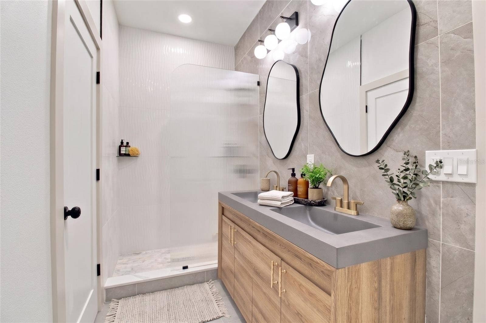 8514 N 12TH STREET, Tampa, FL 33604 primary bathroom