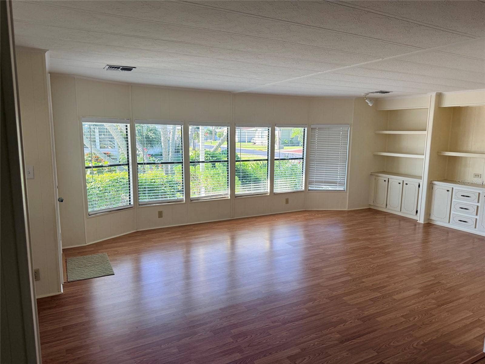 182 N SAINT THOMAS CIRCLE, Apollo Beach, FL 33572 Living Room