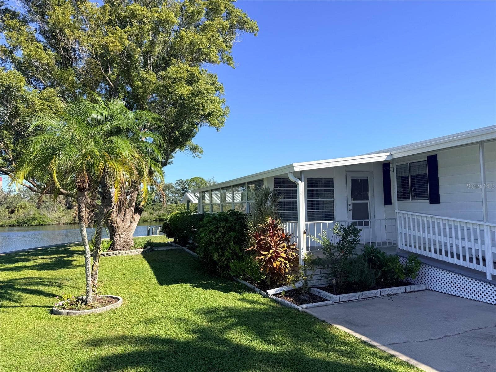 182 N SAINT THOMAS CIRCLE, Apollo Beach, FL 33572 Exterior Left