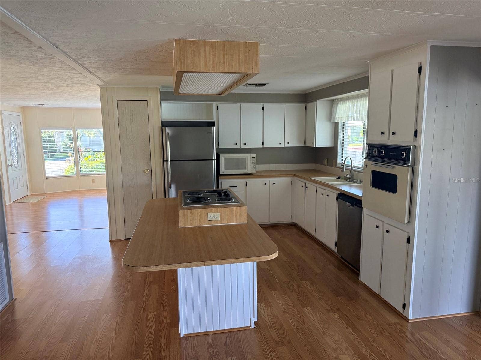 182 N SAINT THOMAS CIRCLE, Apollo Beach, FL 33572 Kitchen