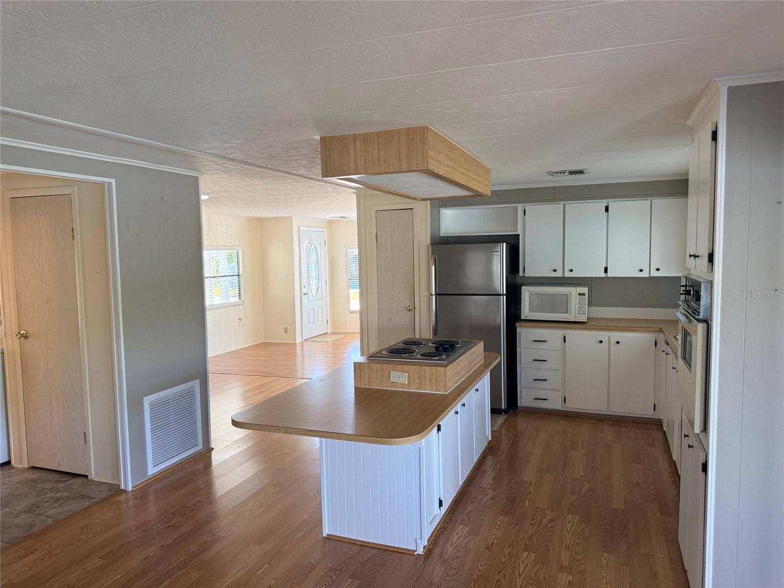 182 N SAINT THOMAS CIRCLE, Apollo Beach, FL 33572 Kitchen