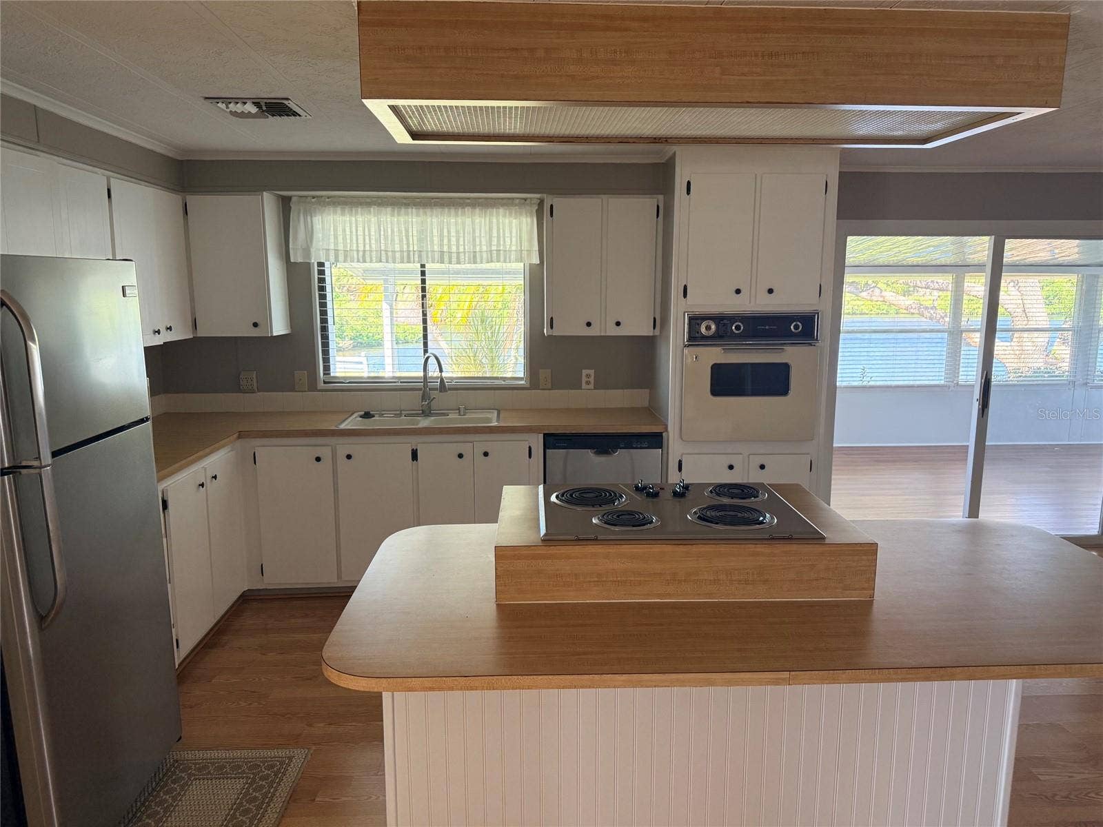 182 N SAINT THOMAS CIRCLE, Apollo Beach, FL 33572 Kitchen