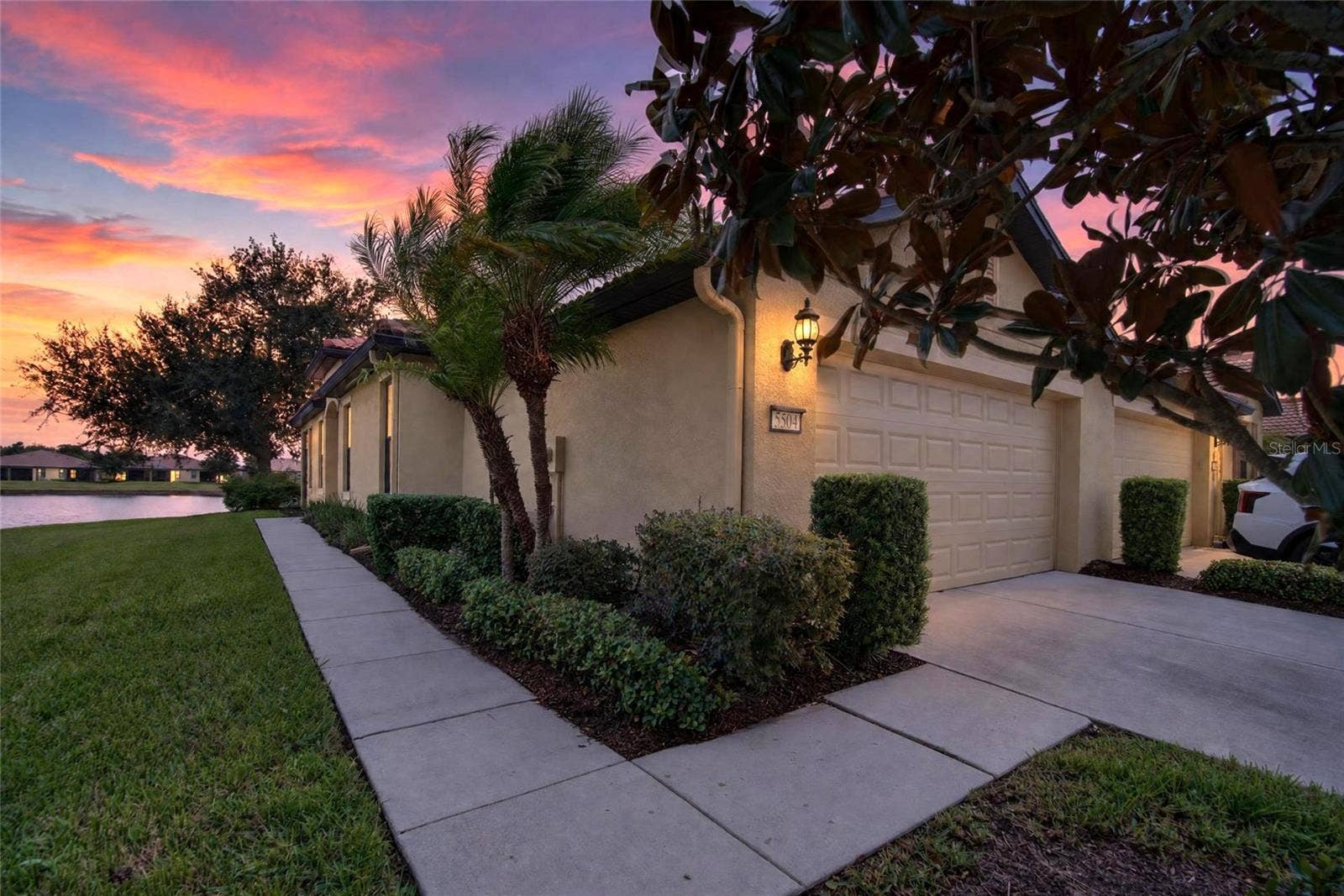 5504 SUNSET FALLS DRIVE, Apollo Beach, FL 33572 Front of Villa
