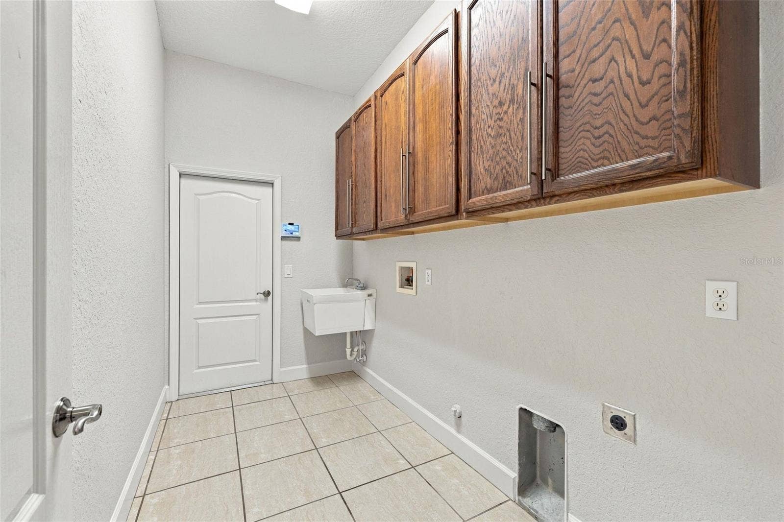 3916 VALRICO GROVE DRIVE, Valrico, FL 33594 Laundry Room with Laundry Sink and Built In Cabinetry