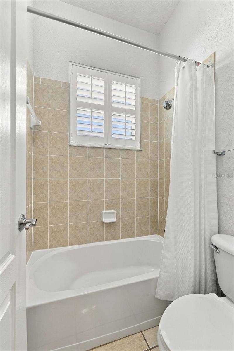 3916 VALRICO GROVE DRIVE, Valrico, FL 33594 Jack N Jill Full Bathroom between Bedroom 2 and Bedroom 3. Door separates Tub and Toilet from the Sink Vanity so 2 people can use the Bathroom at the same time.