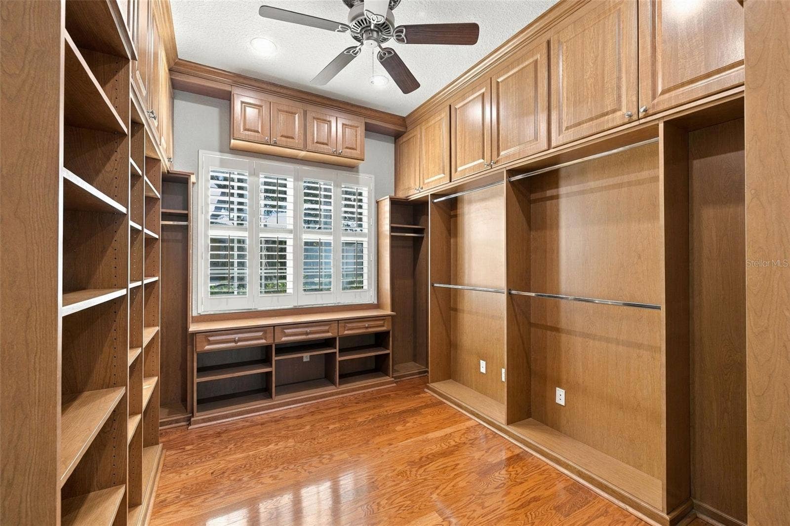 3916 VALRICO GROVE DRIVE, Valrico, FL 33594 Primary Built in Closet or Use it as an office! We have had both applications!
