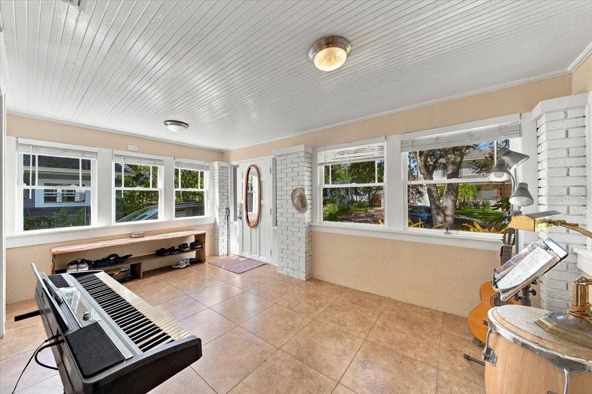 244 21ST AVENUE N, St Petersburg, FL 33704
