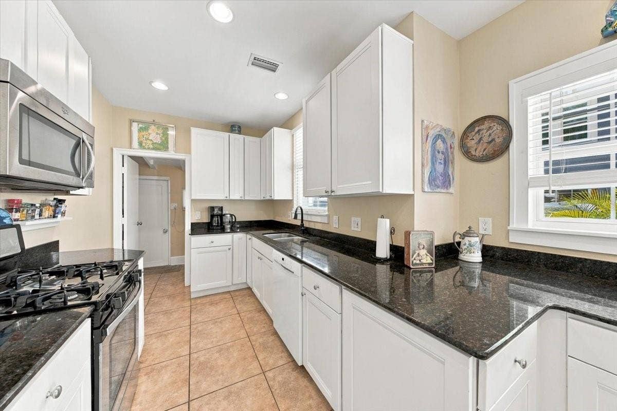 244 21ST AVENUE N, St Petersburg, FL 33704