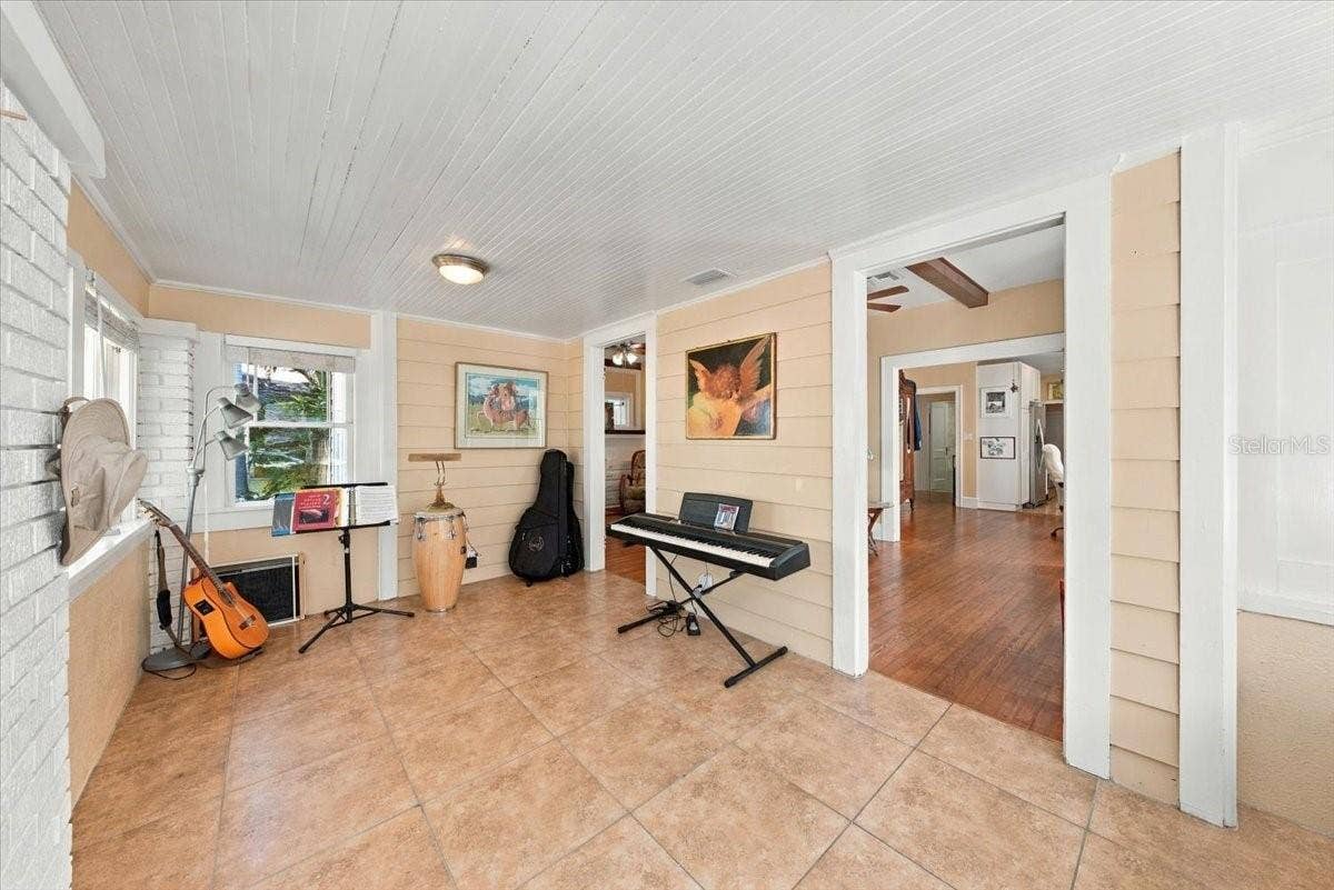 244 21ST AVENUE N, St Petersburg, FL 33704