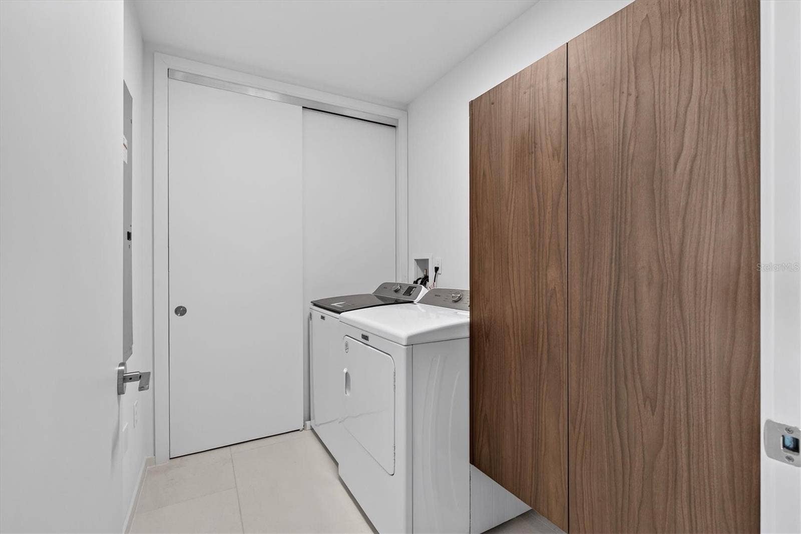 1020 SUNSET POINT ROAD, #607, Clearwater, FL 33755 Laundry room