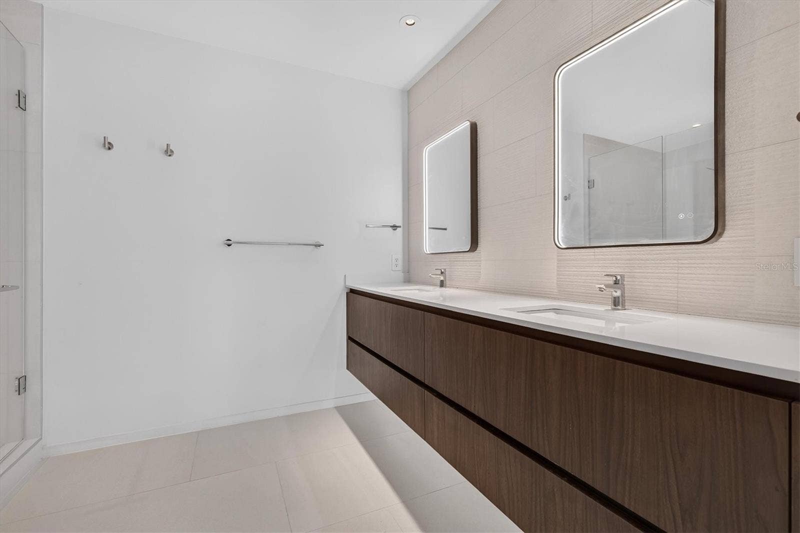 1020 SUNSET POINT ROAD, #607, Clearwater, FL 33755 Primary bathroom