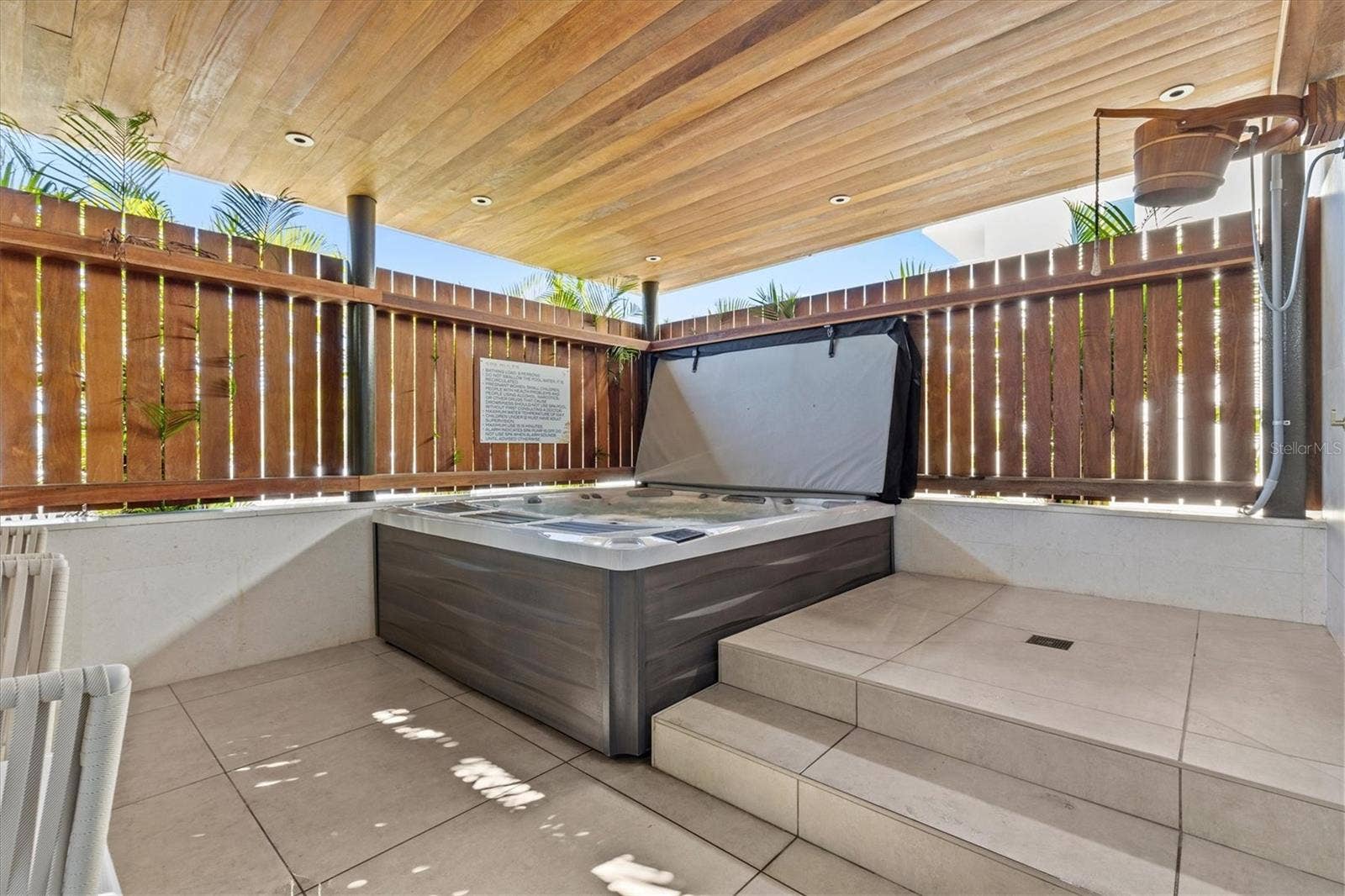 1020 SUNSET POINT ROAD, #607, Clearwater, FL 33755 Jacuzzi