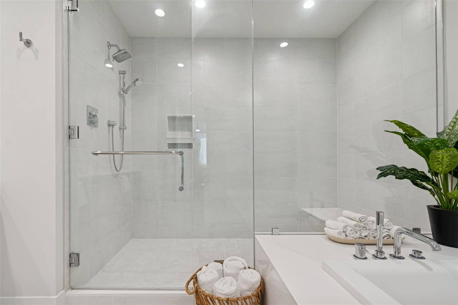 301 1ST STREET S, #1007, St Petersburg, FL 33701 Separate shower and tub