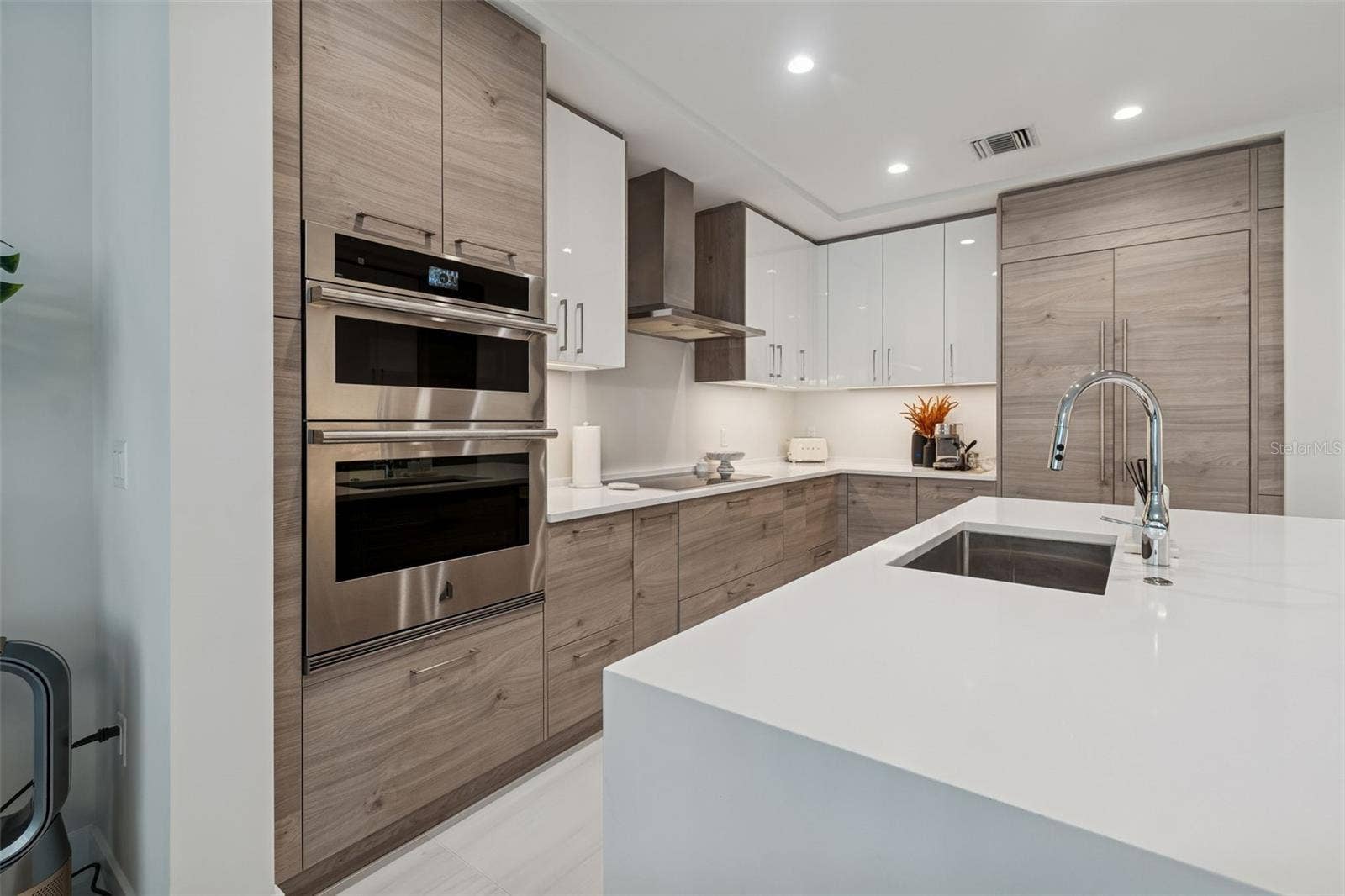 301 1ST STREET S, #1007, St Petersburg, FL 33701 Double wall oven with integrated microwave36 induction cooktop