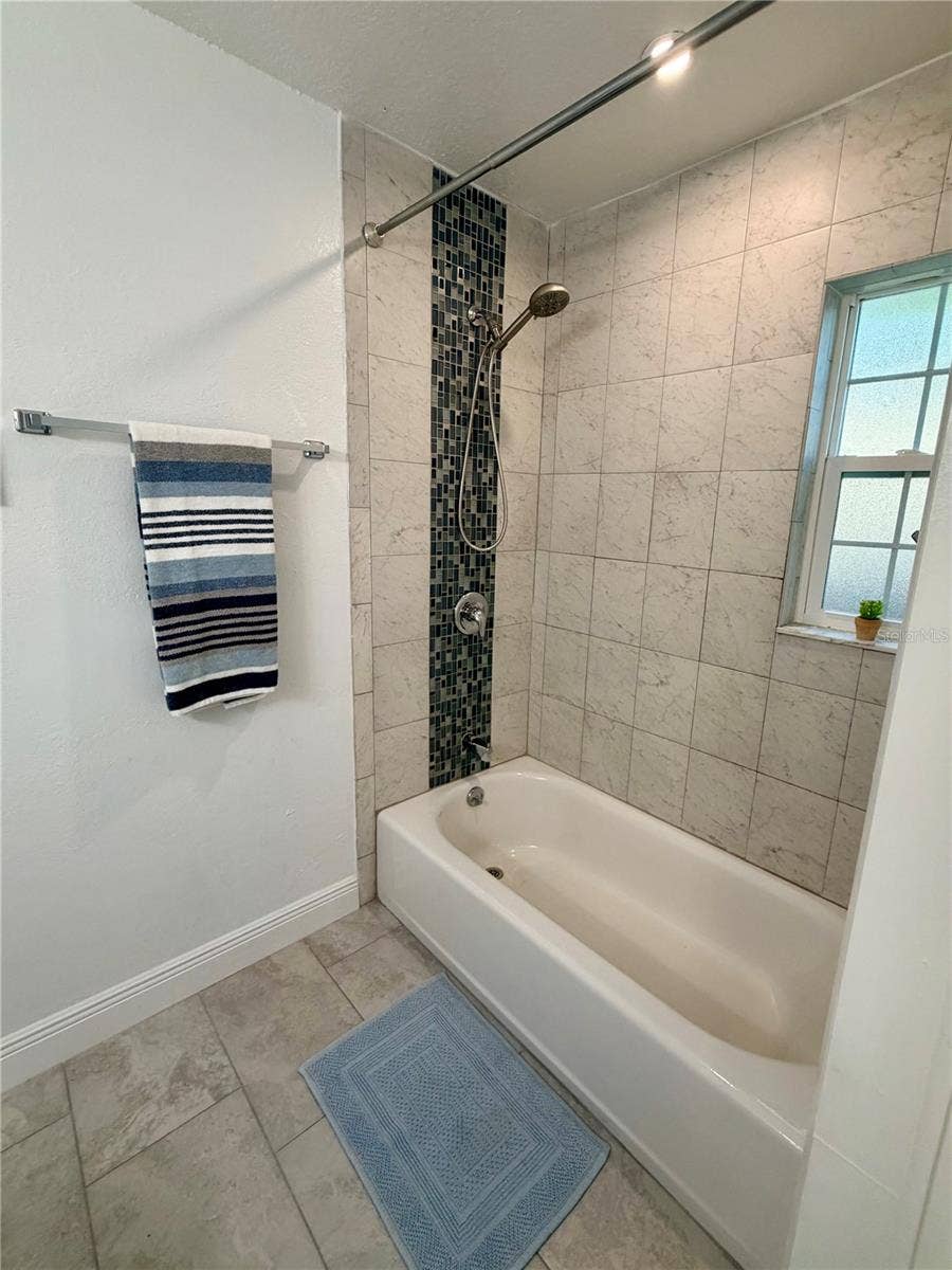 4050 53RD AVENUE N, St Petersburg, FL 33714 Shower/Tub