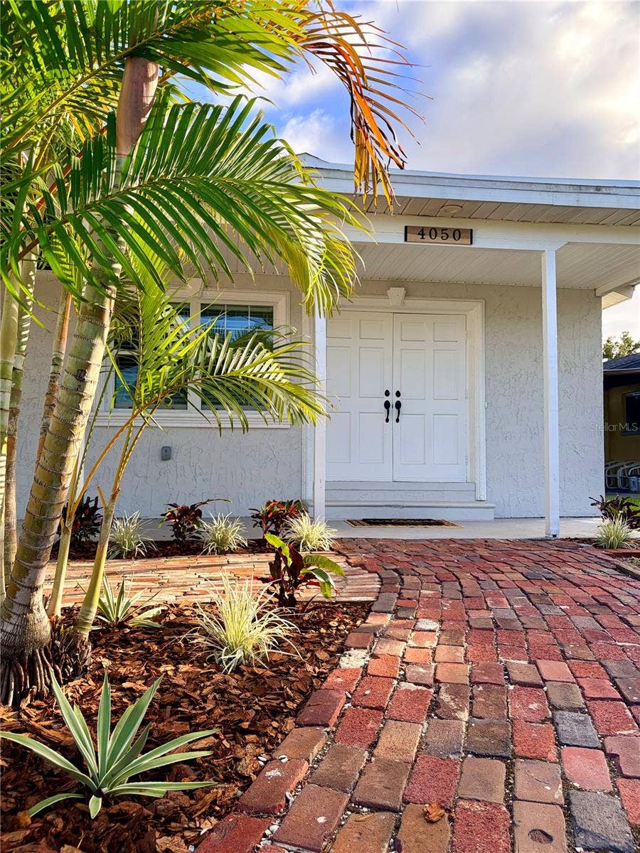 4050 53RD AVENUE N, St Petersburg, FL 33714 Front Entrance
