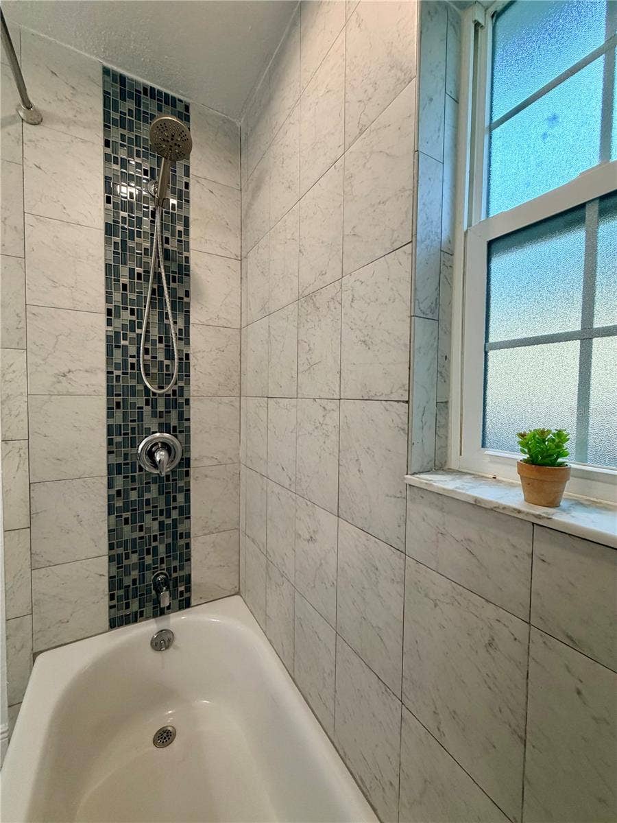 4050 53RD AVENUE N, St Petersburg, FL 33714 Shower/Tub