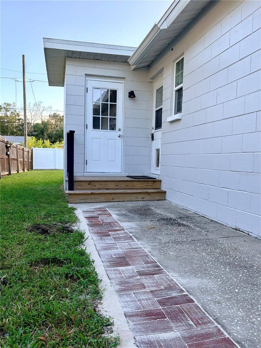 4050 53RD AVENUE N, St Petersburg, FL 33714 Private Side Entrance