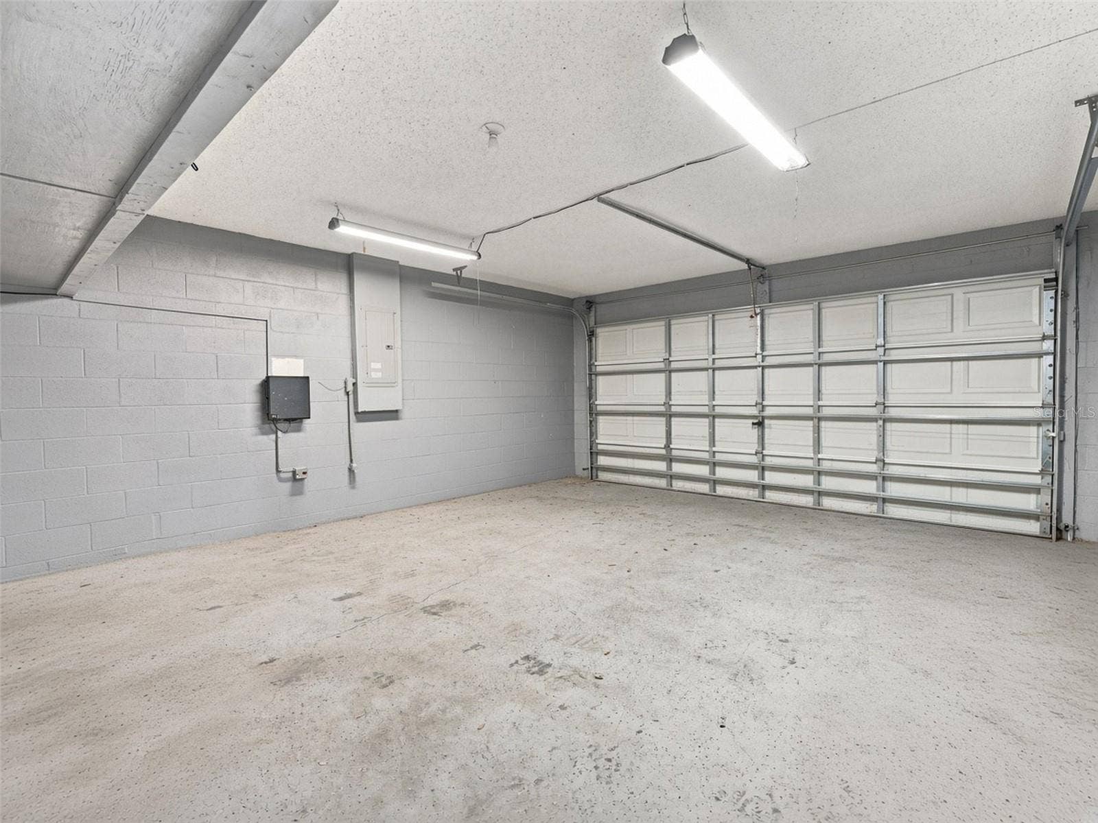 12739 KINGS LAKE DRIVE, Gibsonton, FL 33534 2 car garage