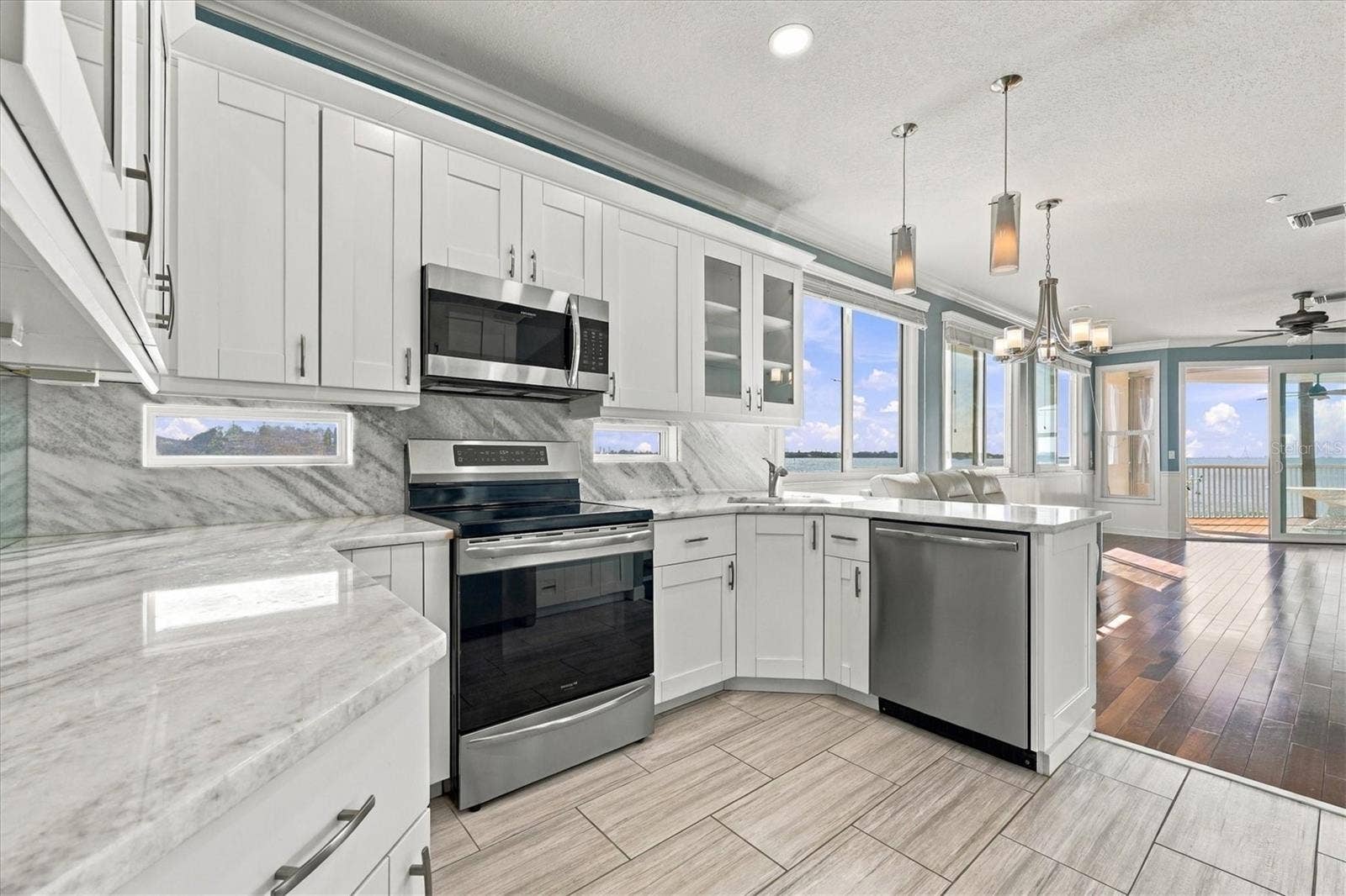 131 BRENT CIRCLE, Oldsmar, FL 34677 131 BRENT CIRCLE, Oldsmar, FL 34677