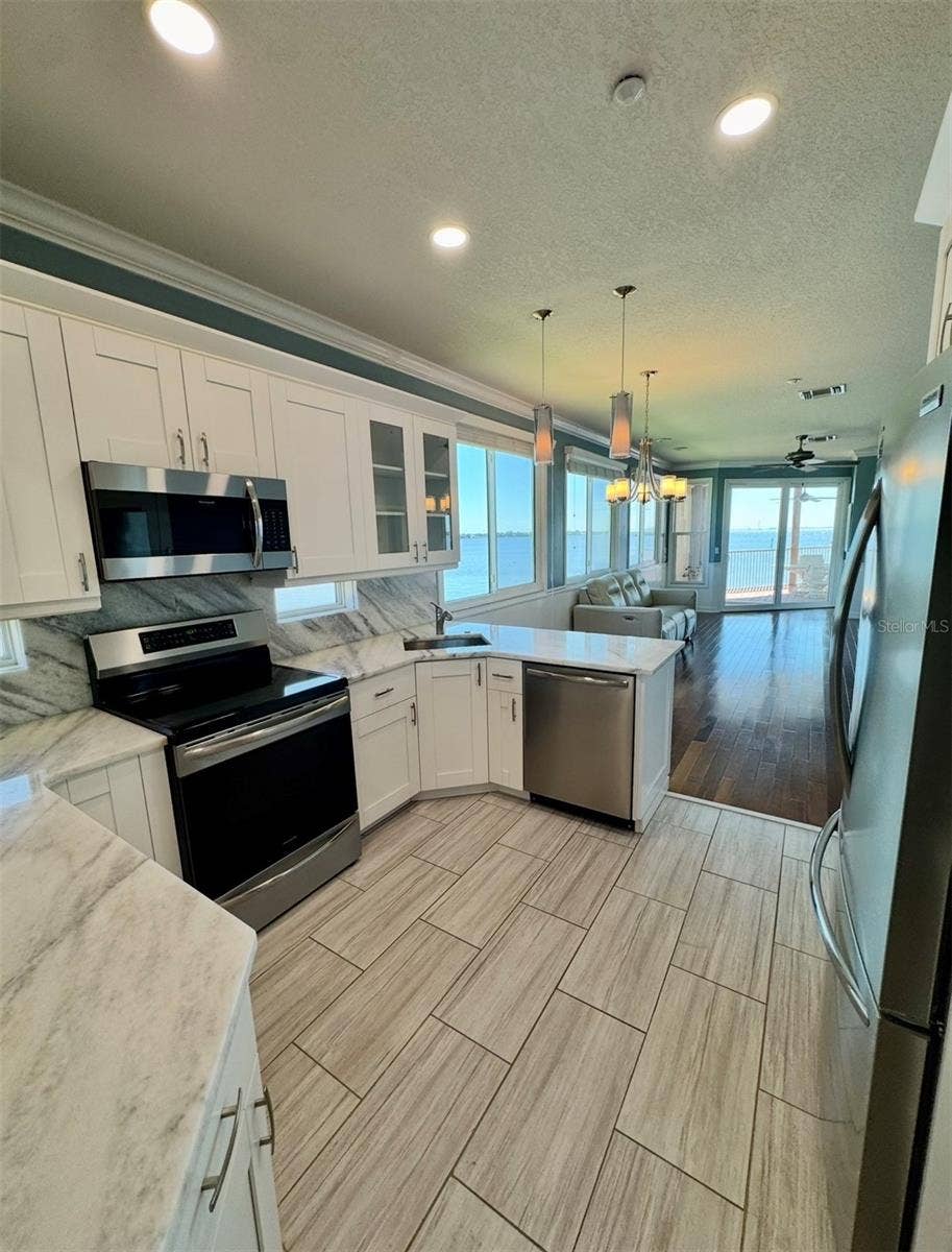 131 BRENT CIRCLE, Oldsmar, FL 34677 131 BRENT CIRCLE, Oldsmar, FL 34677