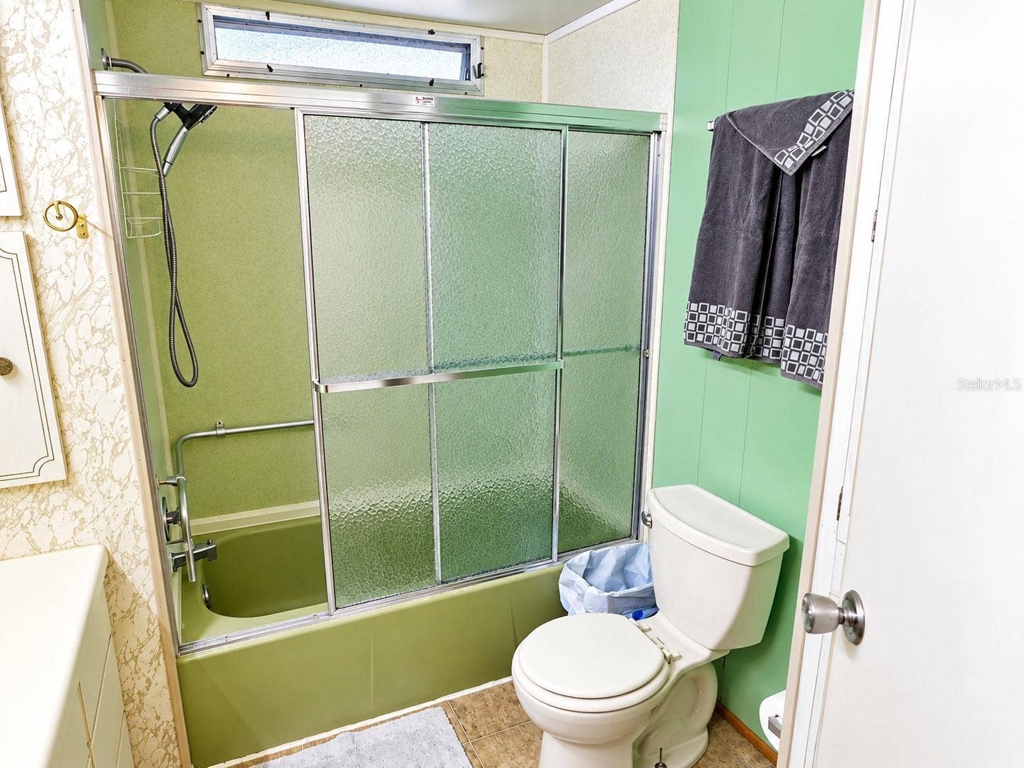 4611 OLIVE DRIVE, Zephyrhills, FL 33542 Tub/shower combo.