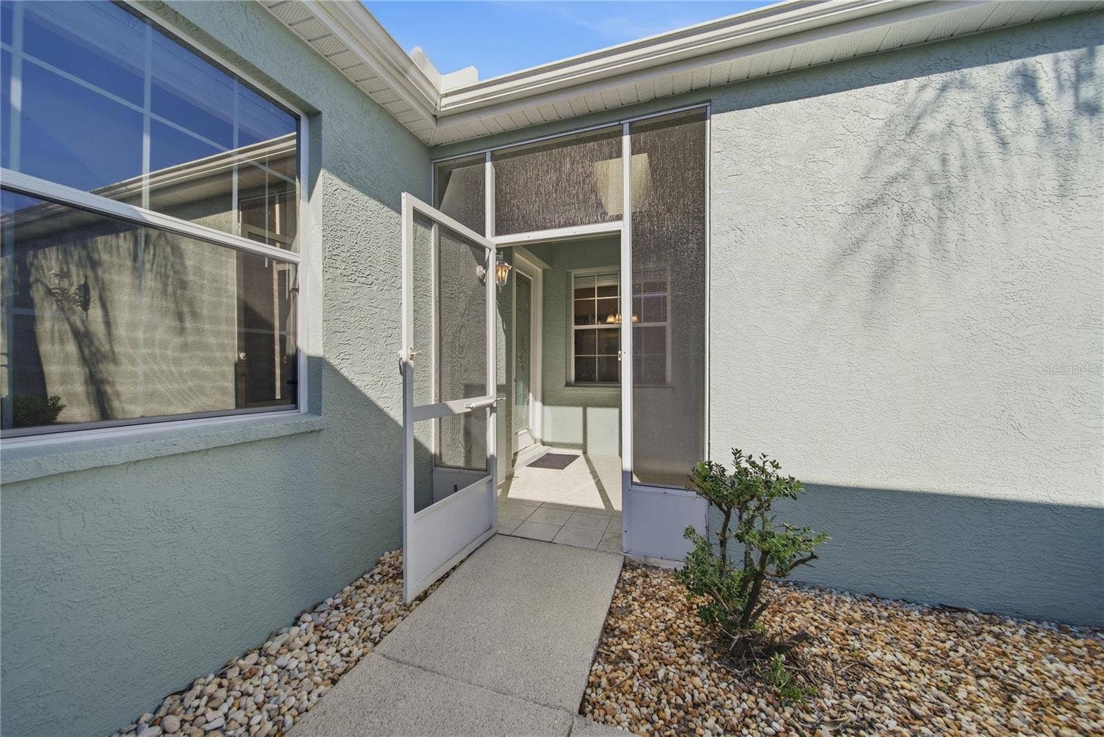 Entrance to front door is screened in