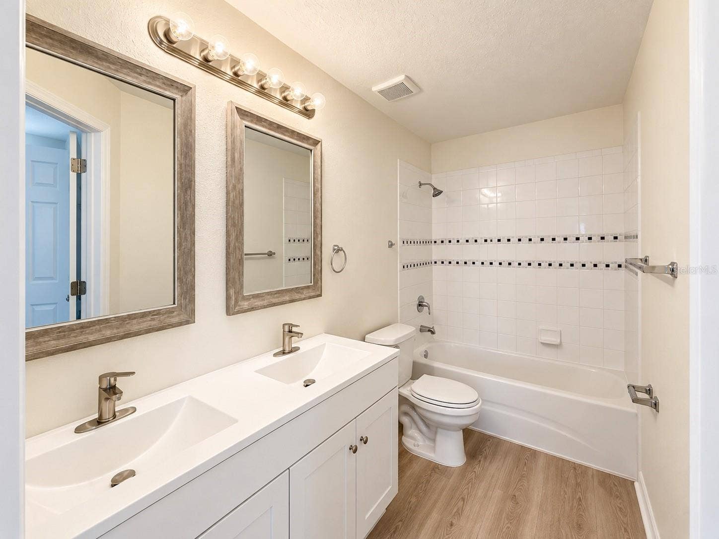 210 E CLINTON STREET, Tampa, FL 33604 primary ensuite bathroom