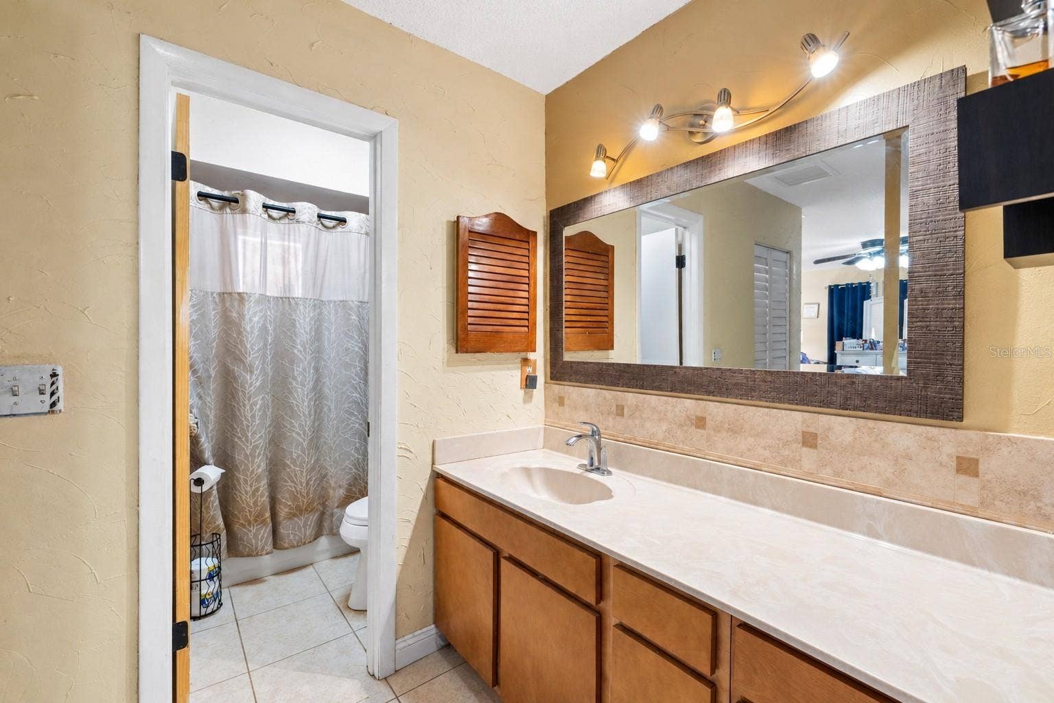 16124 RAVENDALE DRIVE, Tampa, FL 33618 16124 RAVENDALE DRIVE, Tampa, FL 33618