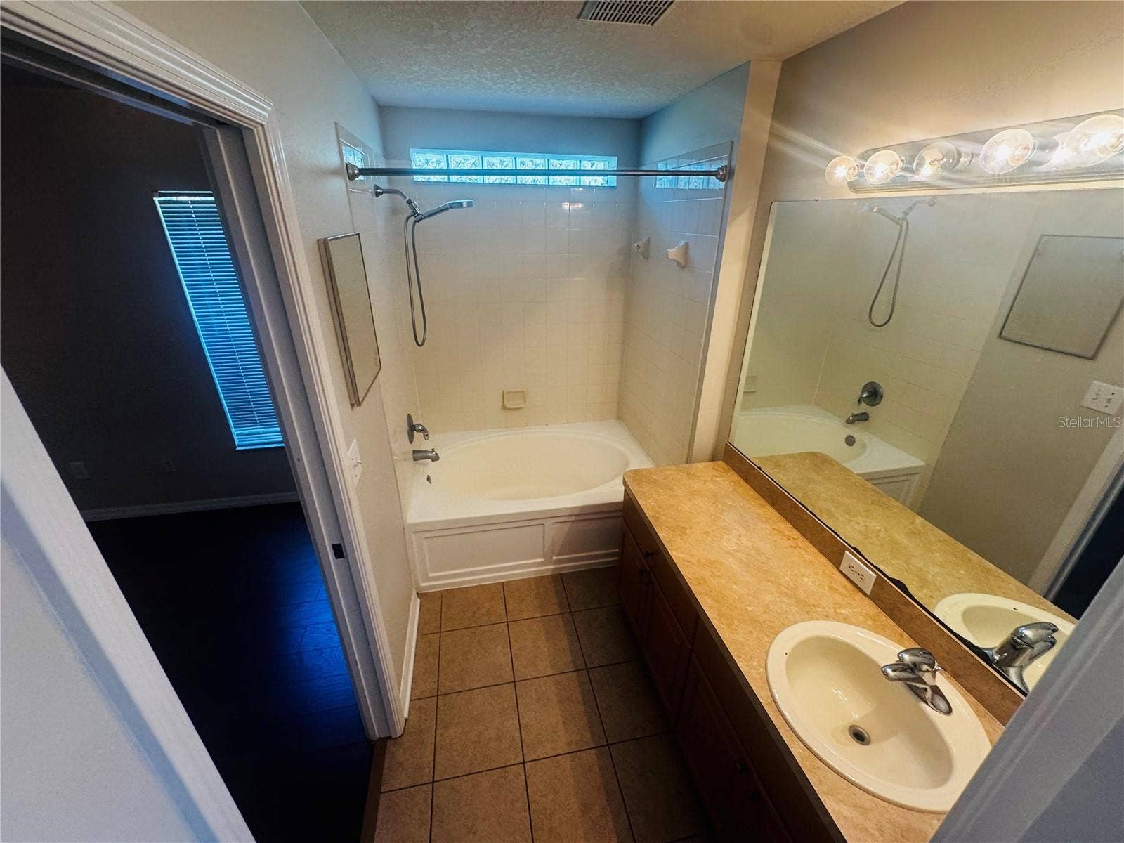 5868 WRENWATER DRIVE, Lithia, FL 33547 5868 WRENWATER DRIVE, Lithia, FL 33547